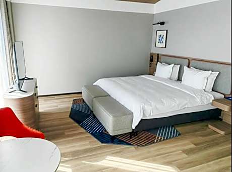 Standard King Room with Garden View