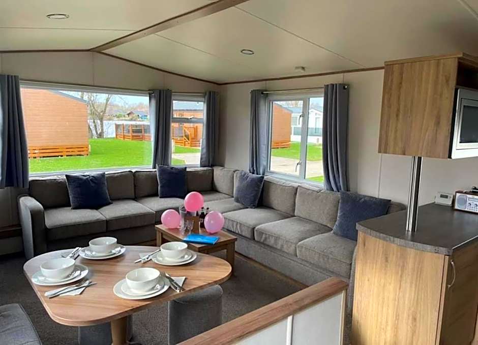 Hot Tub Breaks at 35 Merlin Point Tattershall