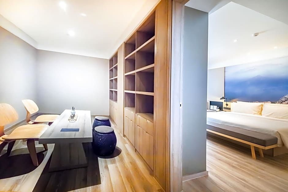 Atour Hotel (Jining Taibai Road Canal City)