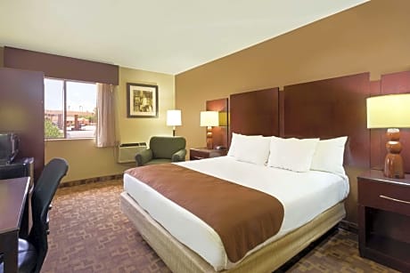1 King Bed Suite Non-Smoking