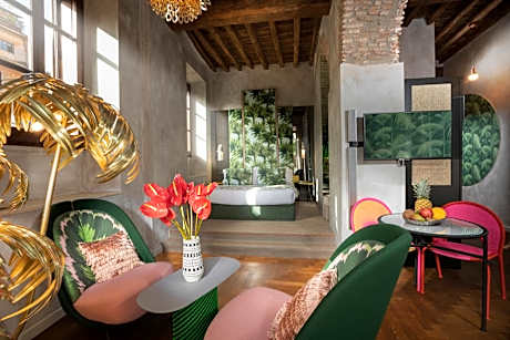 Suite with Forum View