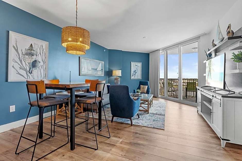 Sunrise Surprise 9th floor 2BR 2 BA King Suite Beach shuttle, heated pool!