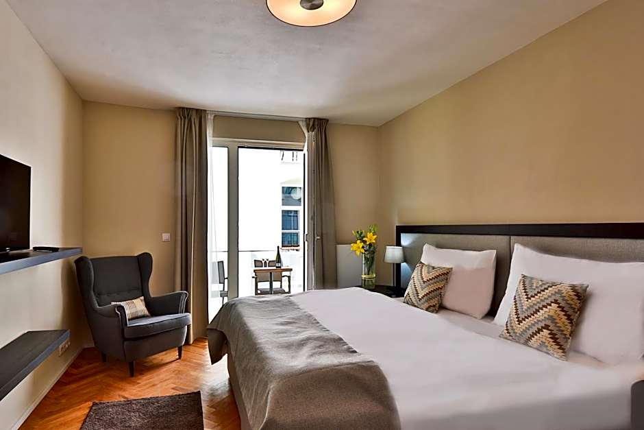 James Hotel & Apartments