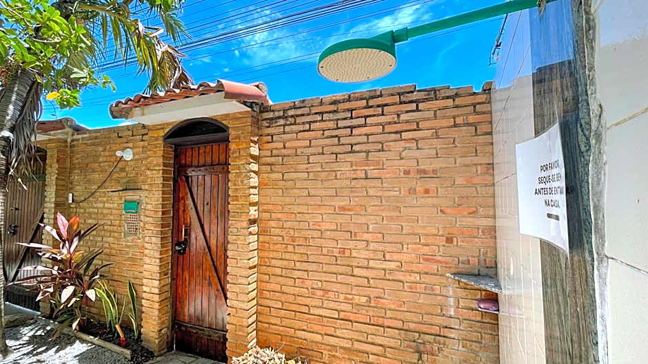 Pousada São Jorge 1 MIN A PÉ DA PRAIA Casa de família, simples e aconchegante, Na Av principal da praia café disponível até 12hs cozinha completa e churrasqueira disponível para uso ar cond das 20hs as 8 30