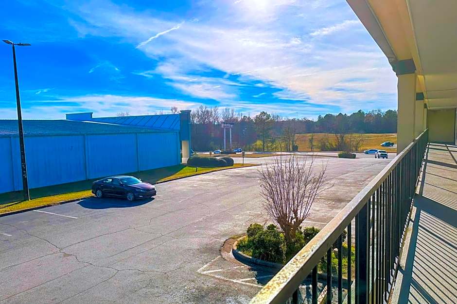 Super Inn & Suites by OYO Milledgeville