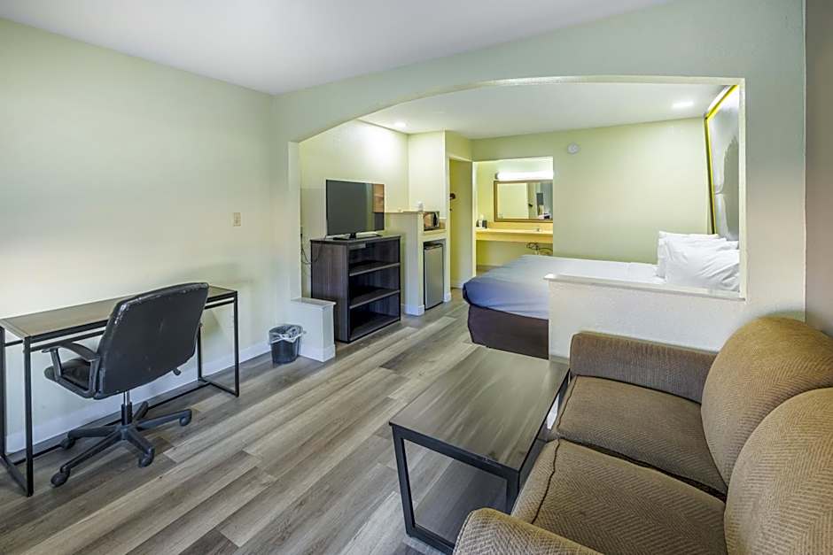 Super 8 by Wyndham Jackson MS Near the Fairgrounds