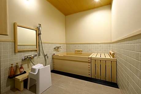 Deluxe Triple Room with Bathtub - Non-Smoking