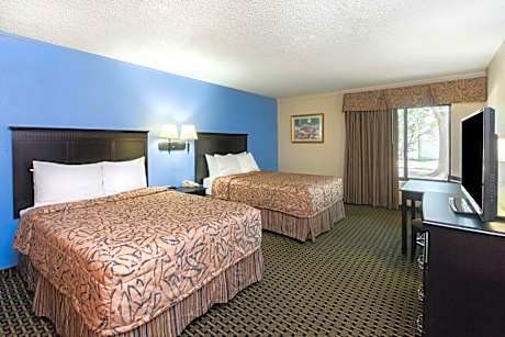 3 Queen Beds Suite Non-Smoking