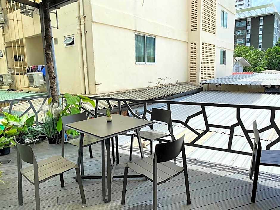 Baan Kun Mhor Hostel