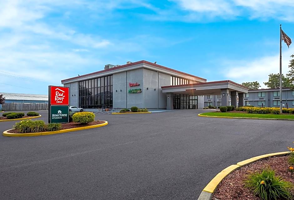 HomeTowne Studios by Red Roof Painted Post