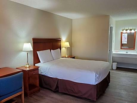 1 King Bed | Non-Smoking, Micfridge