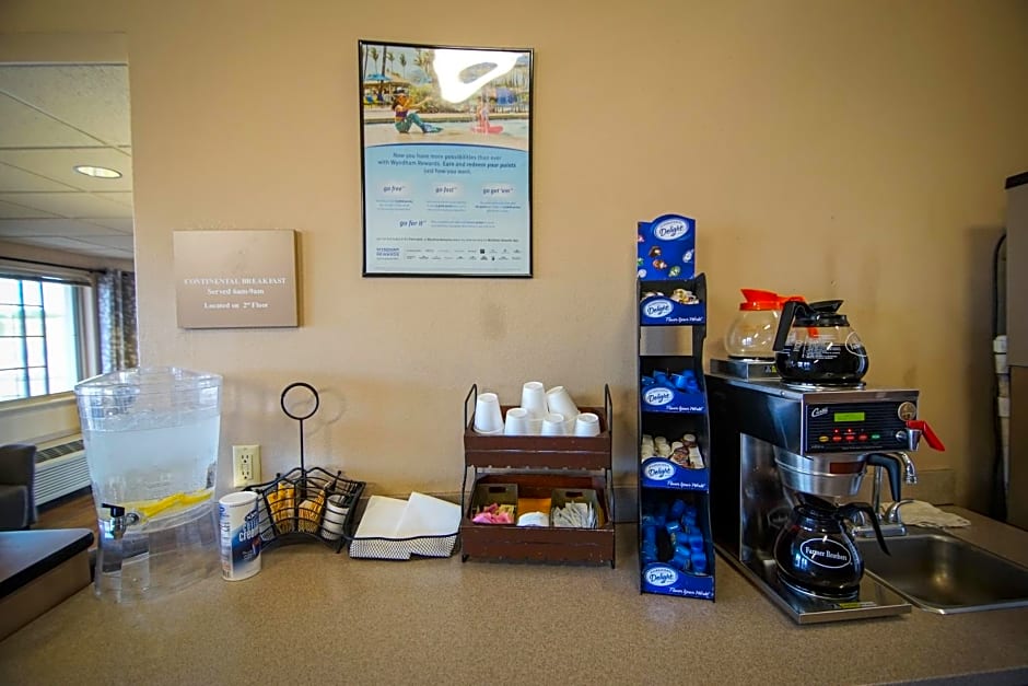 Travelodge by Wyndham Colorado Springs Airport/Peterson AFB