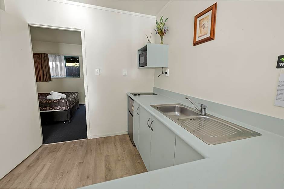 Birchwood Spa Motel