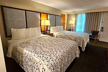 2 Queen Beds Courtyard View Non-Smoking