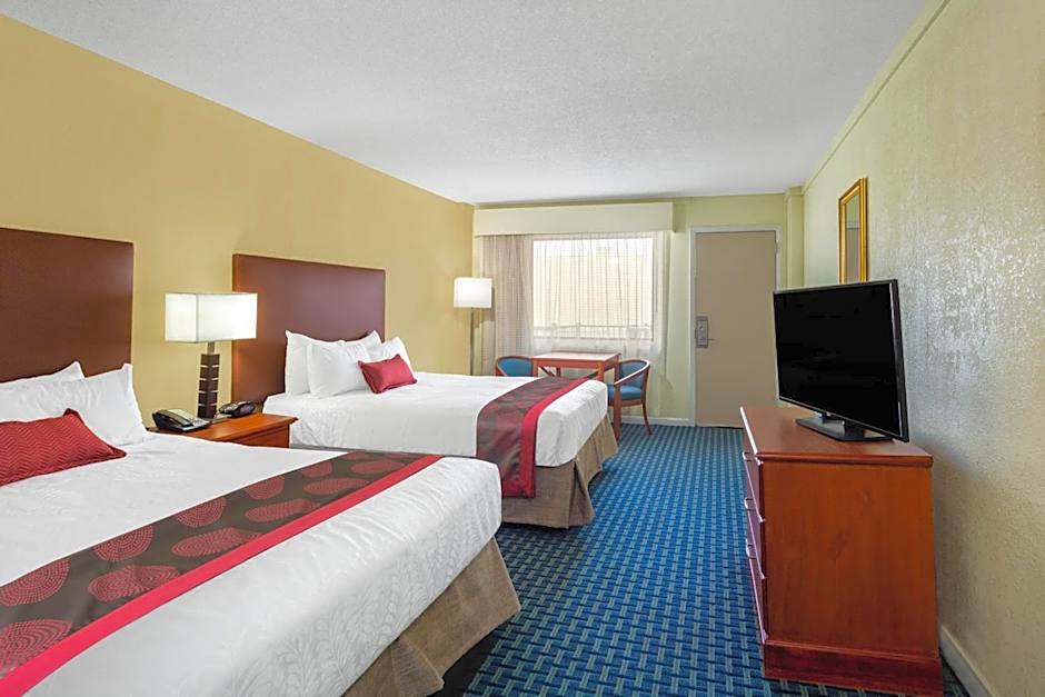 Photo 1 of 4 of 1 Bedroom 2 Queen Beds Suite