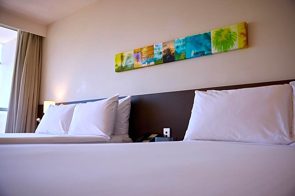 Cairns Harbourside Hotel