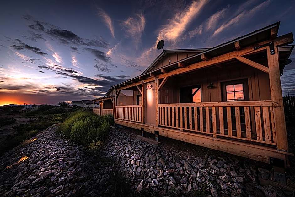 -Pet Friendly- Miners Cabin #5 -Two Double Beds - Private Balcony