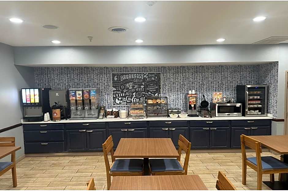 AmericInn by Wyndham Galesburg