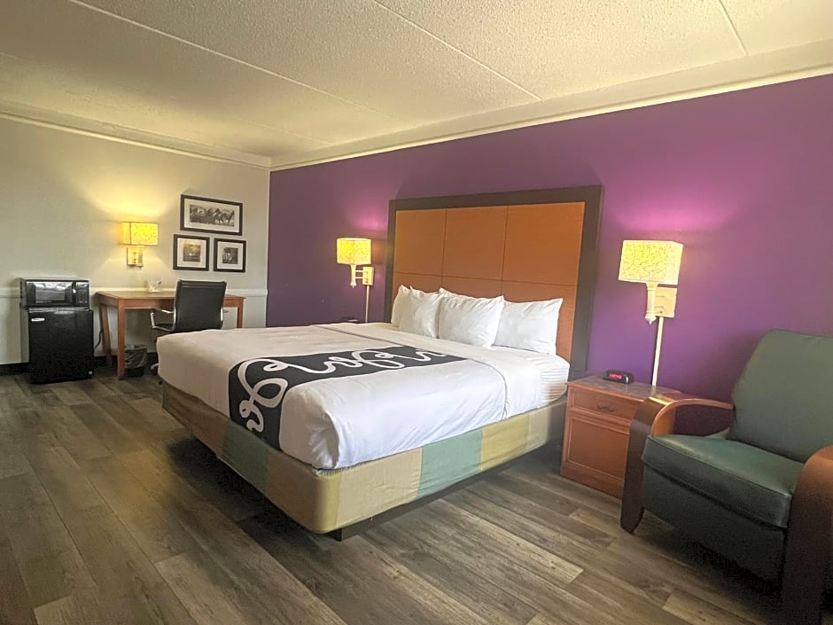 La Quinta Inn & Suites by Wyndham Mid-City