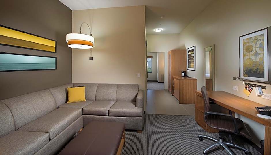 Photo 1 of 4 of 1 King Bed with Sofabed, High Floor