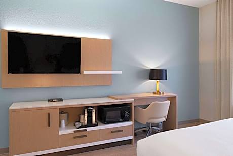 Double Queen Suite with Roll in Shower - Mobility Accessible/Non-Smoking