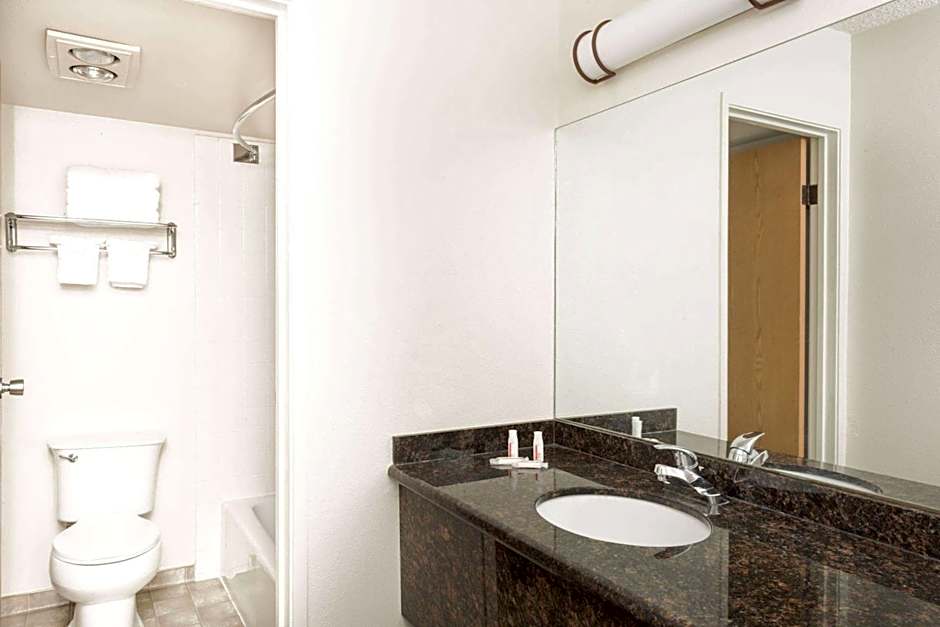 Super 8 by Wyndham Salina/Scenic Hills Area