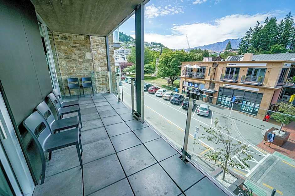 Nomads Queenstown Hostel