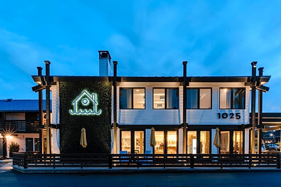 Lakehouse Hotel and Resort