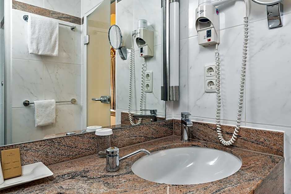 Kings Hotel First Class