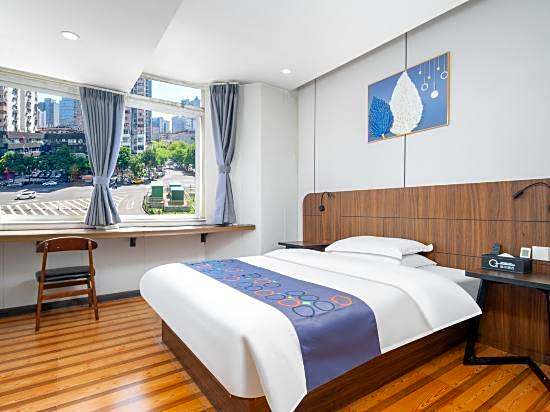Zhiying Star Travel Collection Hotel (Zhujiang New Town Wuyangyu Subway Station)