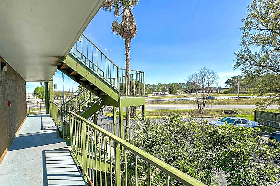 OYO Hotel Mobile, AL I-65 at Airport Blvd