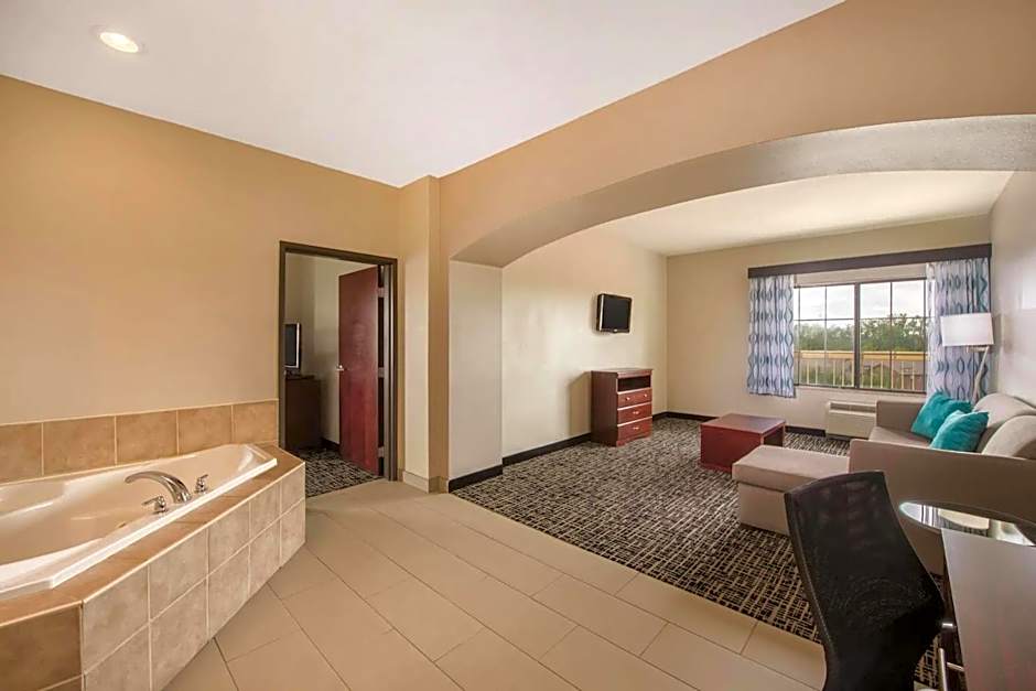 La Quinta Inn & Suites by Wyndham Oklahoma City Yukon