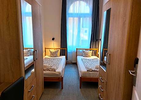 Twin Room with AC, Shared Bathroom and Kitchen