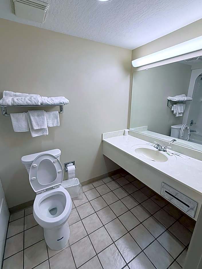 COLLINS INN & SUITES