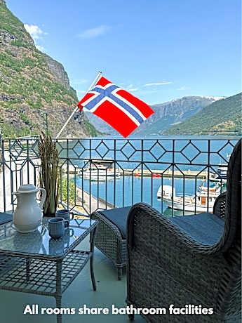 Svingen Guesthouse - Panoramic Fjord Views in Flåm