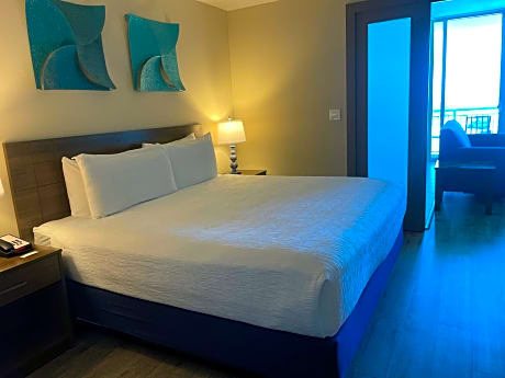 One Bedroom Deluxe Suite, Partial Ocean View