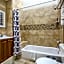 Stylish 4BR condo in Downtown by Hosteeva