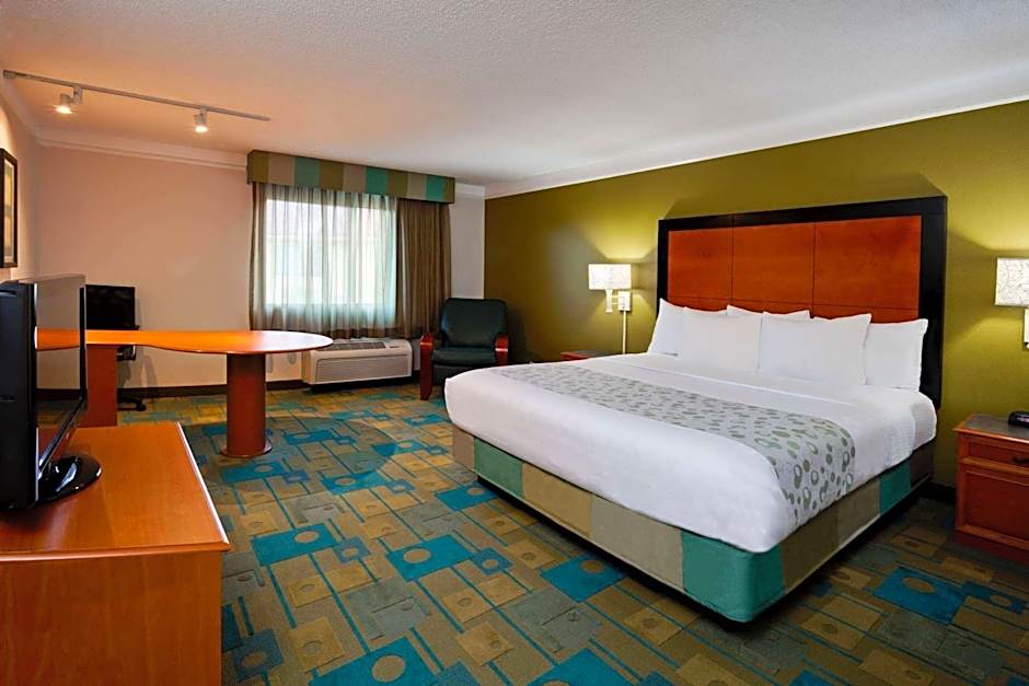 La Quinta Inn & Suites by Wyndham St. Pete-Clearwater Airport