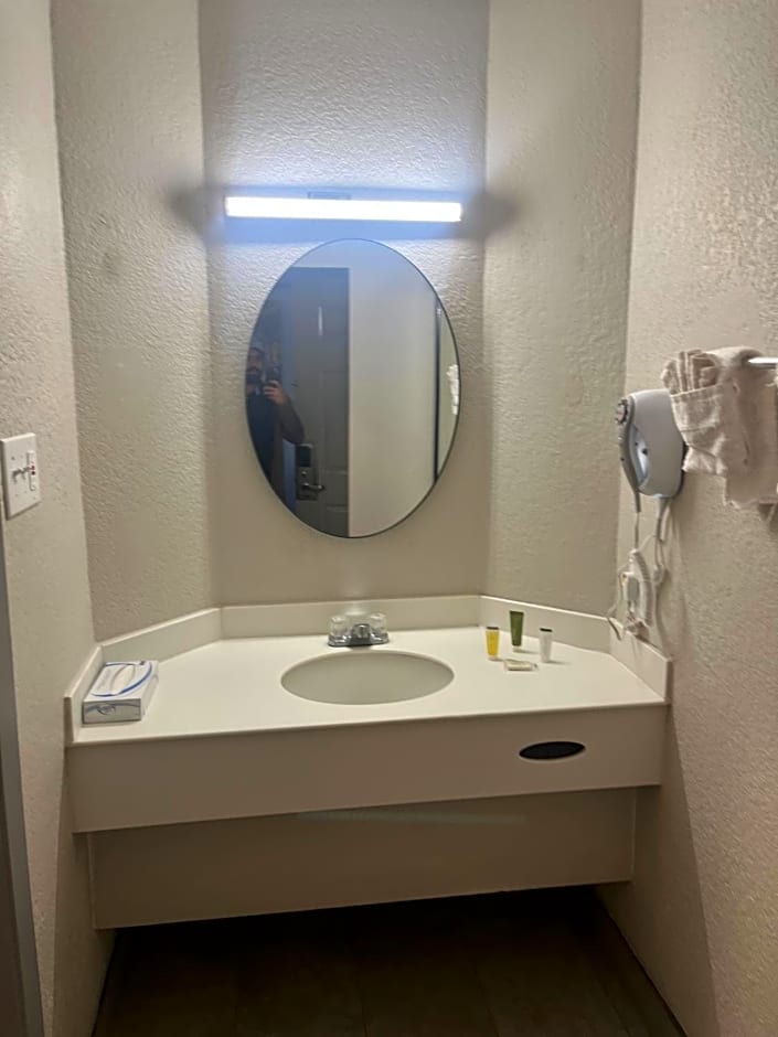 Days Inn by Wyndham Sulphur West