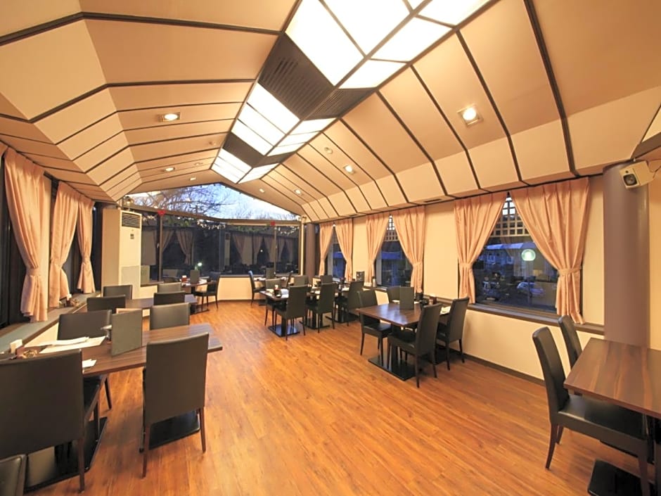 Izu Ippeki lake lakeside terrace