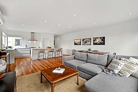 Central Torquay Townhouse 350m to the sand