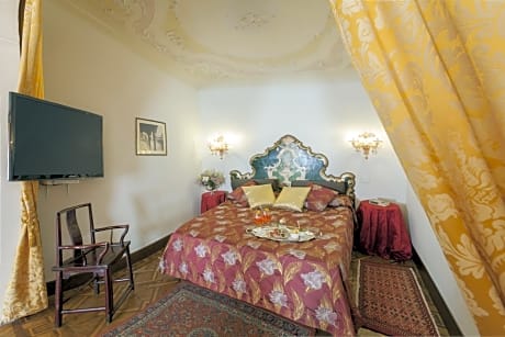 Superior Suite, Canal View (Palazzo Foscolo) (1 Double Bed)