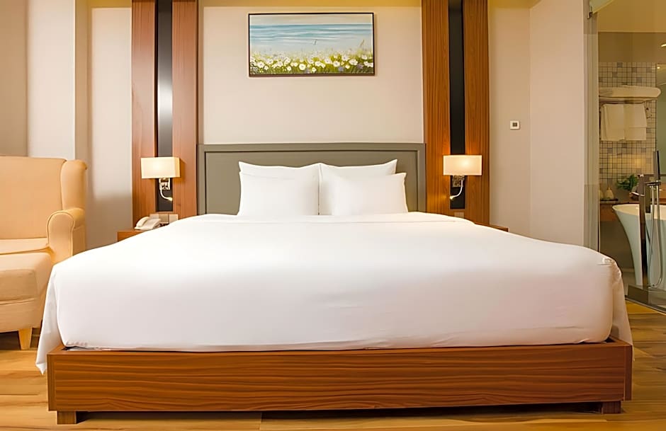 Van Phat Riverside Hotel