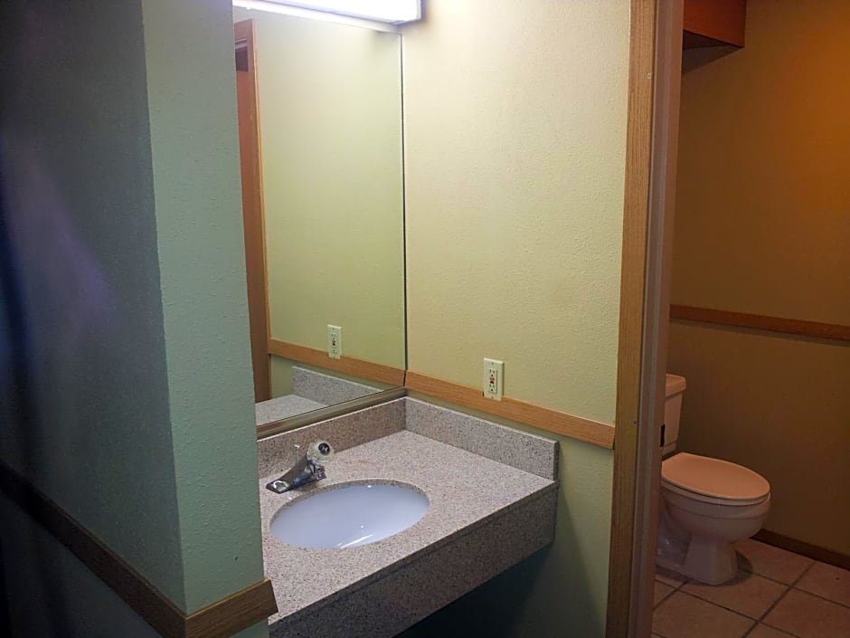 Howard Johnson Inn & Suites Tacoma Near McChord AFB – Tacoma, WA