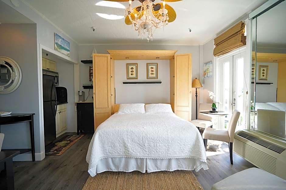 Palm Beach Hotel with Juliette Balconies! 2 blocks from beach! Historic Landmark