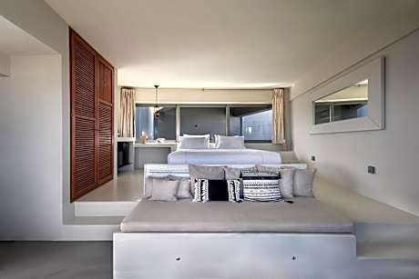 Junior Suite with Outdoor Plunge Pool and Sea View