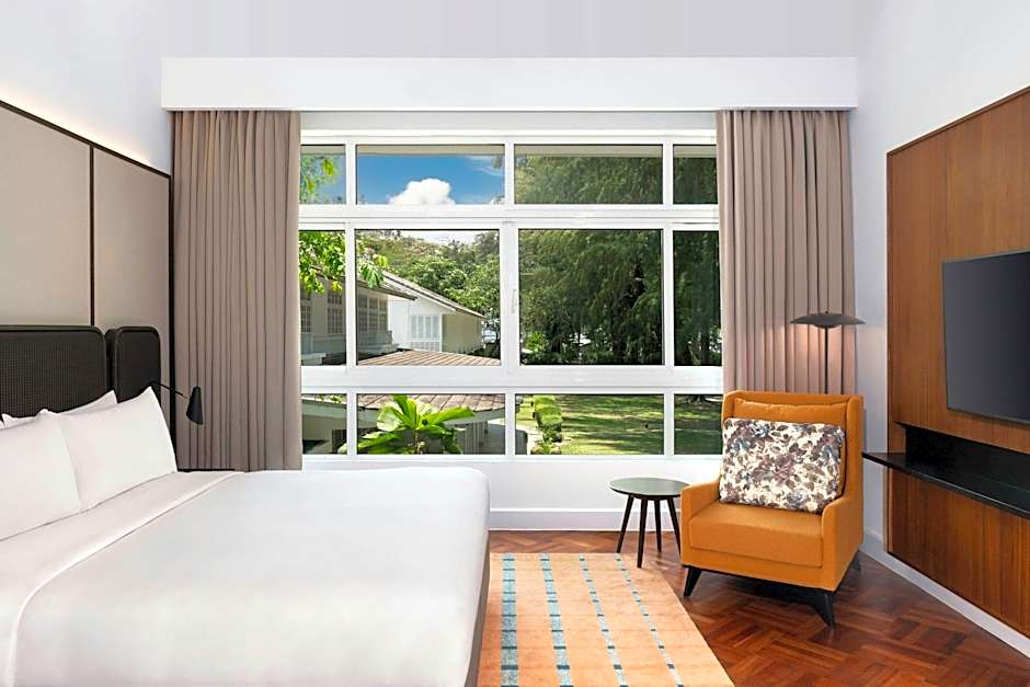 Photo 1 of 2 of Premier 1 King Bed Guestroom, Garden View