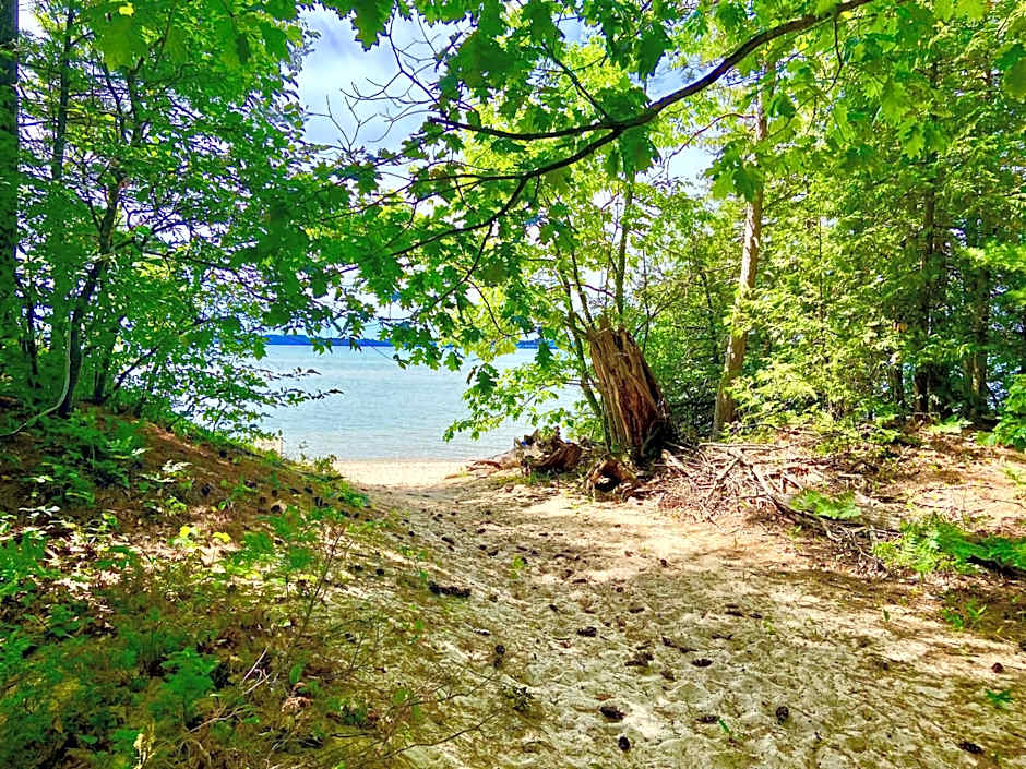 Elk Rapids Lakeshore Inn