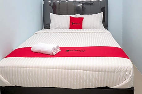 RedDoorz Syariah near Suncity Mall Madiun