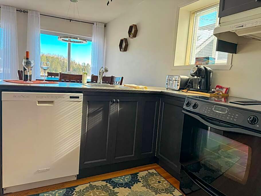 Lake retreat 5BR with SPA, watercraft and kids playground